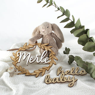 Kuschelhase mit personalisiertem Holtschild und gelasertem Schriftzug hello baby und Eukalyptus Zweigen