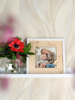 Bilderrahmen aus Holz mit Gravur & floralem Motiv. Geschenk zu Muttertag