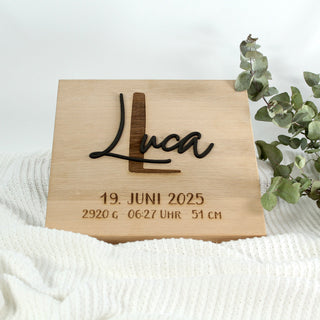 Zeichnung Babybody mit Herzchen, beige auf dunkelrotem Hintergrund, Geschenke zur Geburt