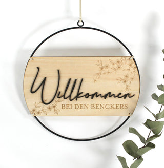 Zeichnung Schlüssel mit Schlüsselanhänger in Haus Form, beige auf dunkelrotem Hintergrund, Geschenke zum Einzug 