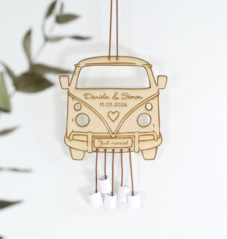 Zeichnung zwei Eheringe, beige auf rotem Hintergrund, Geschenke zur Hochzeit