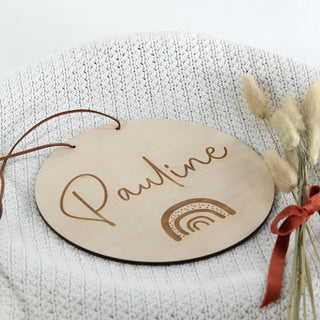 Personalisiertes Namensschild aus naturbelassenem Holz mit filigranem Regenbogenmotiv – handgefertigte Wanddeko, ideal als Geschenk zur Geburt oder Taufe. Detailansicht