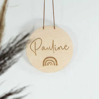 Personalisiertes Namensschild aus naturbelassenem Holz mit filigranem Regenbogenmotiv – handgefertigte Wanddeko, ideal als Geschenk zur Geburt oder Taufe.