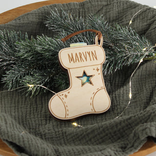 Personalisierter Weihnachtsanhänger aus Holz in Form eines Nikolausstiefels mit eingraviertem Namen und Stern-Ausschnitt – handgefertigtes Ornament, das auch als Geldgeschenk dient.
