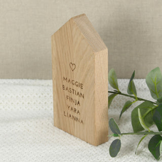 Personalisiertes Deko-Haus aus Holz mit  gravierten Namen - handgefertigt, natürliche Holzmaserung, liebevolle Geschenkidee zur Hochzeit oder zum Einzug. Detailansicht von der Seite.