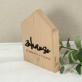 Personalisiertes Deko-Haus aus Holz mit Gravur „Zuhause“ und Koordinaten -handgefertigt, natürliche Holzmaserung, liebevolle Geschenkidee zur Hochzeit oder zum Einzug. Detailansicht von der Seite.