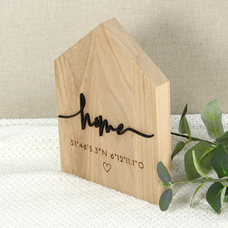 Personalisiertes Deko-Haus aus Holz mit Schriftzug „Home“ und gravierten Koordinaten -handgefertigt, natürliche Holzmaserung, liebevolle Geschenkidee zur Hochzeit oder zum Einzug. Detailansicht von der Seite.