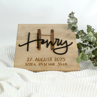 Personalisiertes Holzschild zur Geburt mit Name Henry in 3D-Schrift, graviertem Anfangsbuchstaben und Geburtsdaten – handgefertigtes Geschenk aus Eichenholz