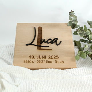 Personalisiertes Holzschild zur Geburt mit Name Luca in 3D-Schrift, graviertem Anfangsbuchstaben und Geburtsdaten – handgefertigtes Geschenk aus Eichenholz