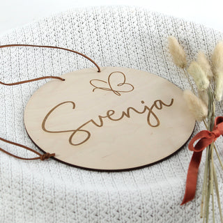 Personalisiertes Namensschild mit Name und Schmetterlingsgravur – rundes Holzschild mit feinem Lederband zum Aufhängen, liebevolle Kinderzimmer-Deko oder Geschenk zur Geburt.