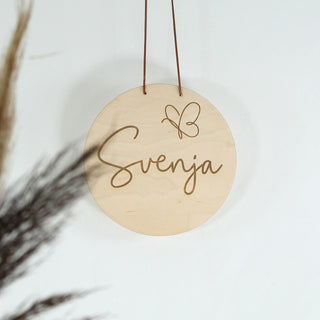 Rundes Holzschild aus Holz mit Namensgravur und filigranem Schmetterlingsmotiv – personalisiertes Namensschild für Kinderzimmer, Babygeschenk oder Taufdekoration.