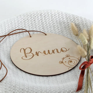 Rundes Holzschild mit Namensgravur Bruno und süßem Bärenmotiv – personalisiertes Kinderzimmer-Schild aus Holz mit Lederband, ideales Geschenk zur Geburt oder Taufe.