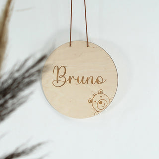 Personalisiertes Namensschild mit Name Bruno und graviertem Bärenmotiv – rundes Holzschild mit Lederband zum Aufhängen, liebevolle Deko fürs Kinderzimmer oder Babygeschenk.