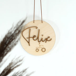 Personalisiertes Holzschild aus hellem Holz mit dem Wunschnamen als 3D-Schriftzug und zartem lasergraviertem Traktor – moderne Wanddeko oder Türschild, ideal als Geschenk zur Geburt oder Taufe. Holzschriftzug
