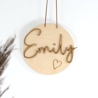 Personalisiertes Namensschild aus Holz mit 3D-Schriftzug aus Holz und kleinem gelaserten Herzmotiv – natürliche Wanddeko, liebevoll gestaltet und perfekt als Geschenk zur Geburt oder Taufe.