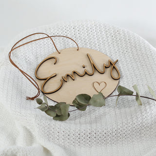 Personalisiertes Namensschild aus Holz mit 3D-Schriftzug aus Holz und kleinem gelaserten Herzmotiv – natürliche Wanddeko, liebevoll gestaltet und perfekt als Geschenk zur Geburt oder Taufe.