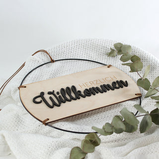 Holzschild mit schwarzem 3D Schriftzug „Herzlich Willkommen“ – elegante Türdeko