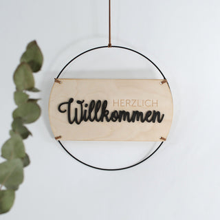Dekoratives Holzschild „Herzlich Willkommen“ aus Birkensperrholz mit schwarzem 3D Schriftzug, Ø 300 mm