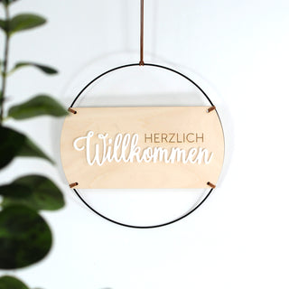 Dekoratives Holzschild „Herzlich Willkommen“ aus Birkensperrholz mit 3D Acrylschrift, Ø 300 mm