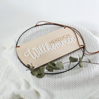 Holzschild mit weißer 3D Acrylschrift „Herzlich Willkommen“ – elegante Türdeko