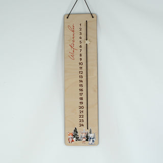 Weihnachts-Countdown zum Aufhängen aus hellem Holz mit den Zahlen 1 bis 24, beweglichem Schiebestern und Aufdruck eines winterlichen Tier-Motivs.