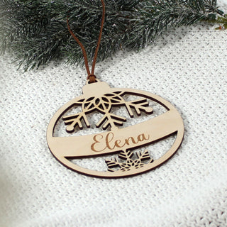 Personalisierte Weihnachtskugel aus Holz mit Schneeflockenmotiv und eingraviertem Namen – handgefertigtes Ornament für den Weihnachtsbaum oder als Geschenkanhänger.