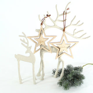 Personalisierter Christbaumanhänger aus Holz in Sternform mit Gravur – beidseitig gelasert, nachhaltige Weihnachtsdeko.