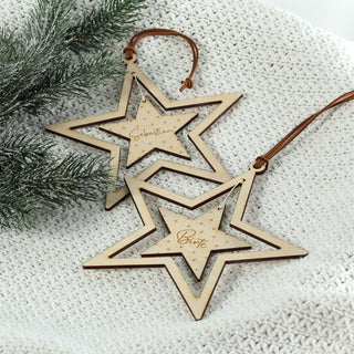Holzstern mit eingraviertem Namen – personalisierbarer Weihnachtsanhänger aus Holz.