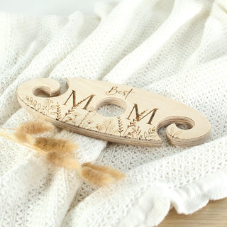 Detailansicht Gravur. Wein Butler aus Holz mit Schriftzug Best Mom und Wildblumen. Geschenk zum Muttertag