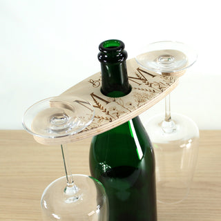 Anwendungsszene Wein Butler aus Holz mit Flasche und Gläsern. Gravierte Wildblumen und Schriftzug "Best Mom"
