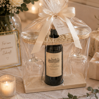 Personalisierter Wein Butler aus Holz mit Initialen und Hochzeitsdatum auf Weinflasche als Hochzeitsgeschenk verpackt