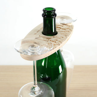 Nahaufnahme personalisierte Gravur Initialen auf Holz Wein Butler mit natürlicher Maserung