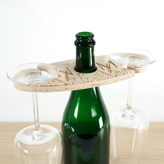 Personalisierter Wein Butler aus Holz mit Initialen und Hochzeitsdatum auf Weinflasche