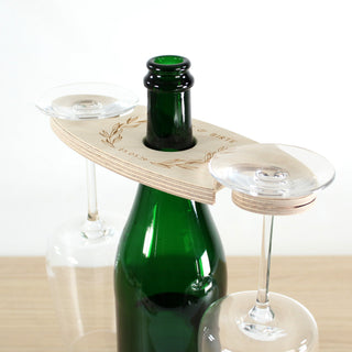 Personalisierter Wein Butler aus Holz mit Namen und Hochzeitsdatum auf Weinflasche