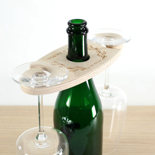 Anwendungsszene Wein Butler mit Weinflasche und Gläsern. Geschenkidee für Brautpaar