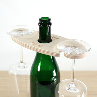 Anwendungsszene Wein Butler mit Flasche und Gläsern. Geschenk für Wein-LiebhaberInnen