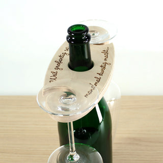 Detailaufnahme Gravur Weinglashalter aus Holz 