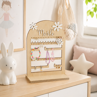 Personalisierter Schmuckständer mit Schmuck versehen aus Holz mit Gänseblümchen und 3D Namensschriftzug in hübschem Kinderzimmer im skandinavischen Stil