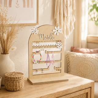 Personalisierter Schmuckständer mit Schmuck versehen aus Holz mit Gänseblümchen und 3D Namensschriftzug in hübschem Kinderzimmer im Boho Stil