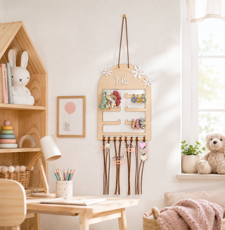 Haarspangen Halter aus Holz mit Blümchen dekoriert in einem hellen Kinderzimmer mit Holz-Möbeln