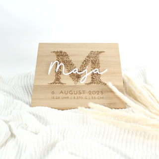 Graviertes Namensschild aus Holz mit floralem Monogramm M, Namen und Geburtsdaten – personalisiertes Geschenk zur Geburt oder Taufe