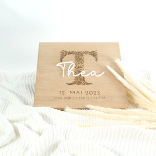 Holzschild Babyzimmer Deko – Geschenk zur Geburt mit Buchstabe T, Name, Datum, Gewicht und Größe