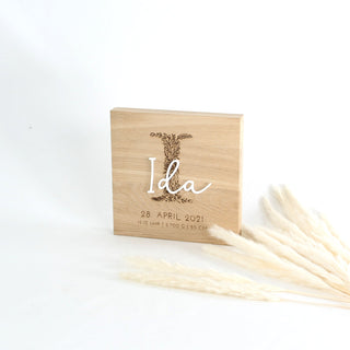 Personalisierte Kinderzimmer Deko aus Holz – Namensschild mit Monogramm "I" graviert und Schriftzug "Ida". Geschenk zur Geburt und Taufe