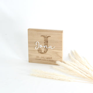 Holzschild zur Geburt personalisiert mit floralem Monogramm J & Namen Jona – Erinnerungsgeschenk für Babys mit Namen
