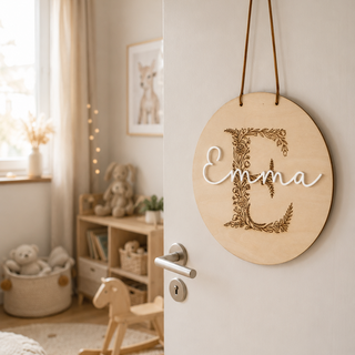 Namensschild rund aus Holz mit Monogramm und aufgesetzem Namen dekoriert an einer Kinderzimmer Tür
