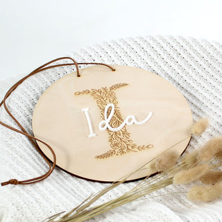 Rundes Holzschild mit Namen für das Kinderzimmer – Geschenk zur Geburt oder Taufe personalisiert
