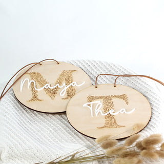 Zwei Personalisierte Namensschilder aus Holz rund – Kinderzimmer Deko mit Name und Buchstabe