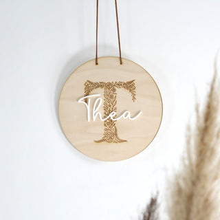 Graviertes Holzschild mit Initiale und Name – personalisiertes Geschenk zur Geburt
