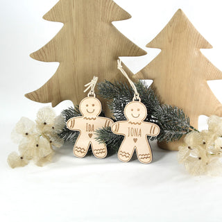 Personalisierte Lebkuchenmännchen aus Holz mit Gravur – Weihnachtsanhänger mit Namen Ida & Jona, handgefertigte Deko für Tannenbaum oder Geschenkverpackung. Liebevoll dekoriert