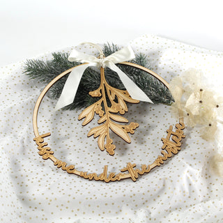Holzkranz "Kiss me under the mistletoe" mit Mistelzweig und weißer Schleife – handgefertigte Weihnachtsdeko aus Holz für mehr Liebe und Küsse im Winter. Detailaufnahme von oben.